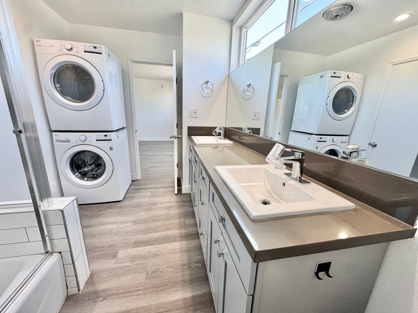 Beverly Hills Apartment: 117 N. Hamilton Dr.