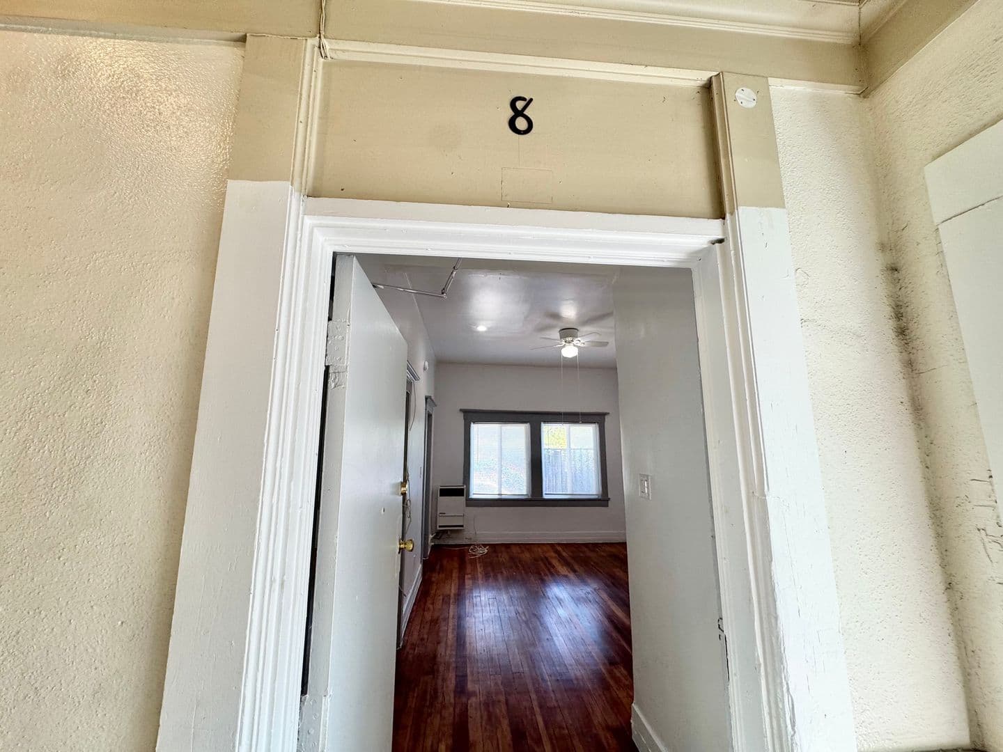 Los Angeles Apartment: 936 Albany Street