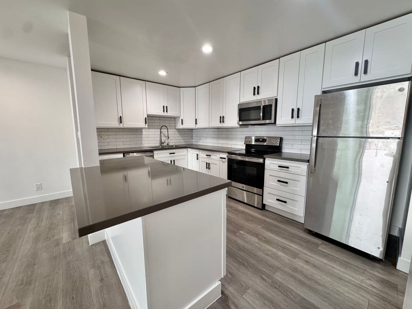 Beverly Hills Apartment: 117 N. Hamilton Dr.