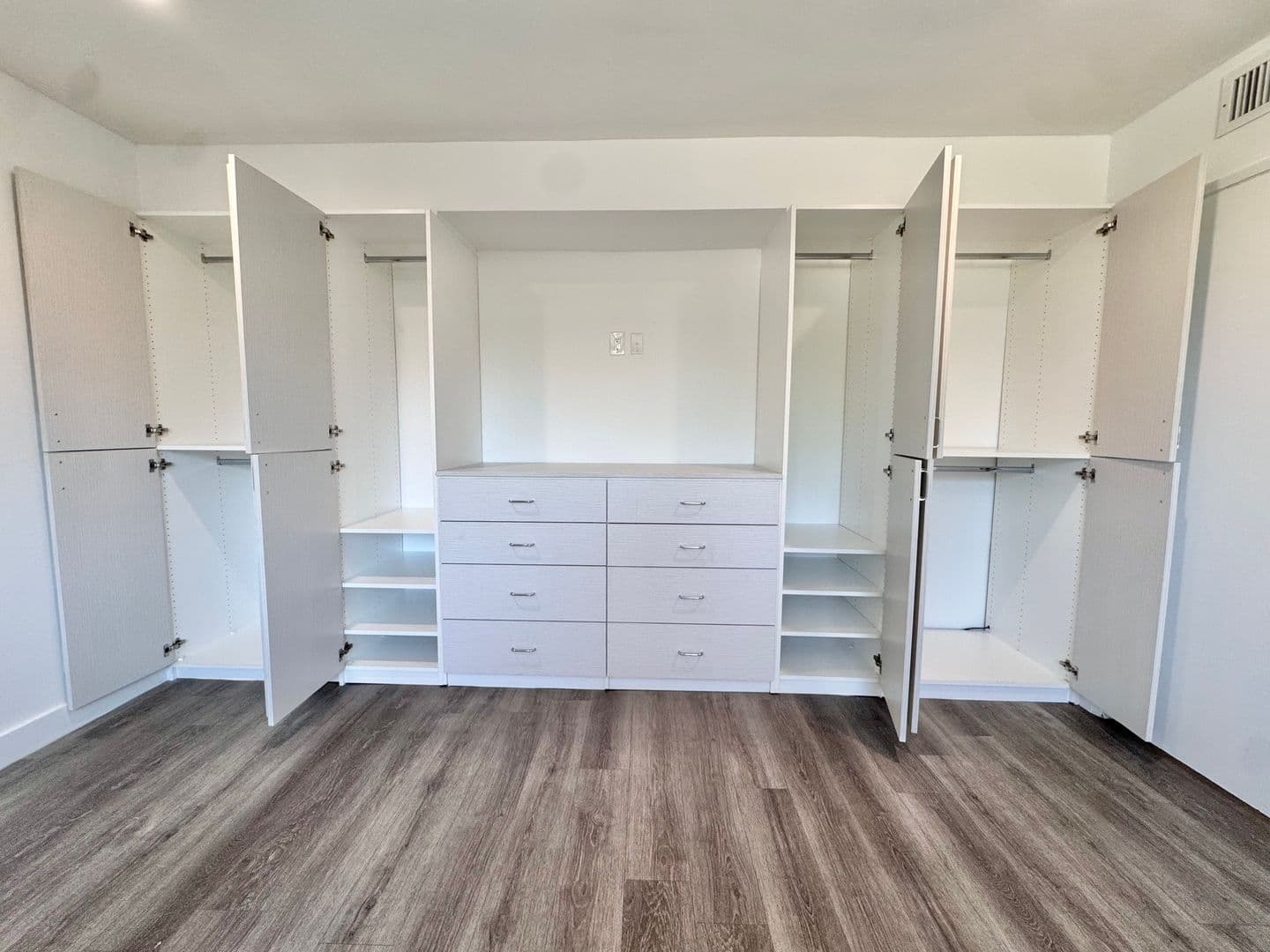 Beverly Hills Apartment: 117 N. Hamilton Dr.
