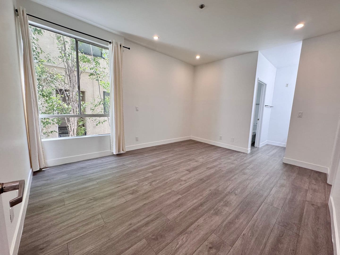 Los Angeles Apartment: 8915 Burton Way