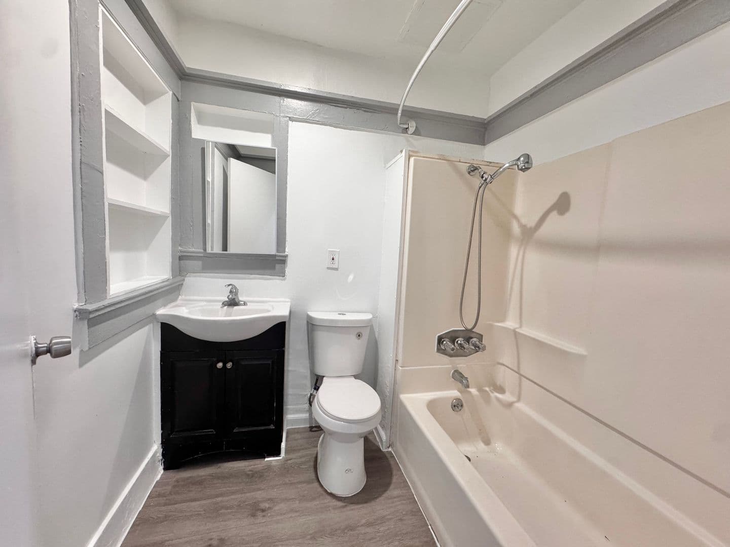 Los Angeles Apartment: 936 Albany Street