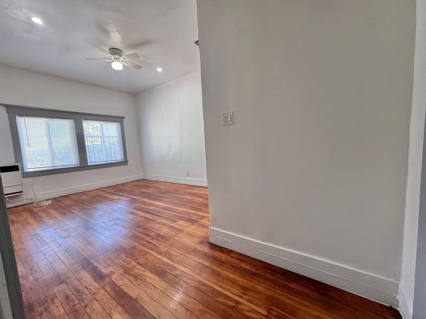 Los Angeles Apartment: 936 Albany Street