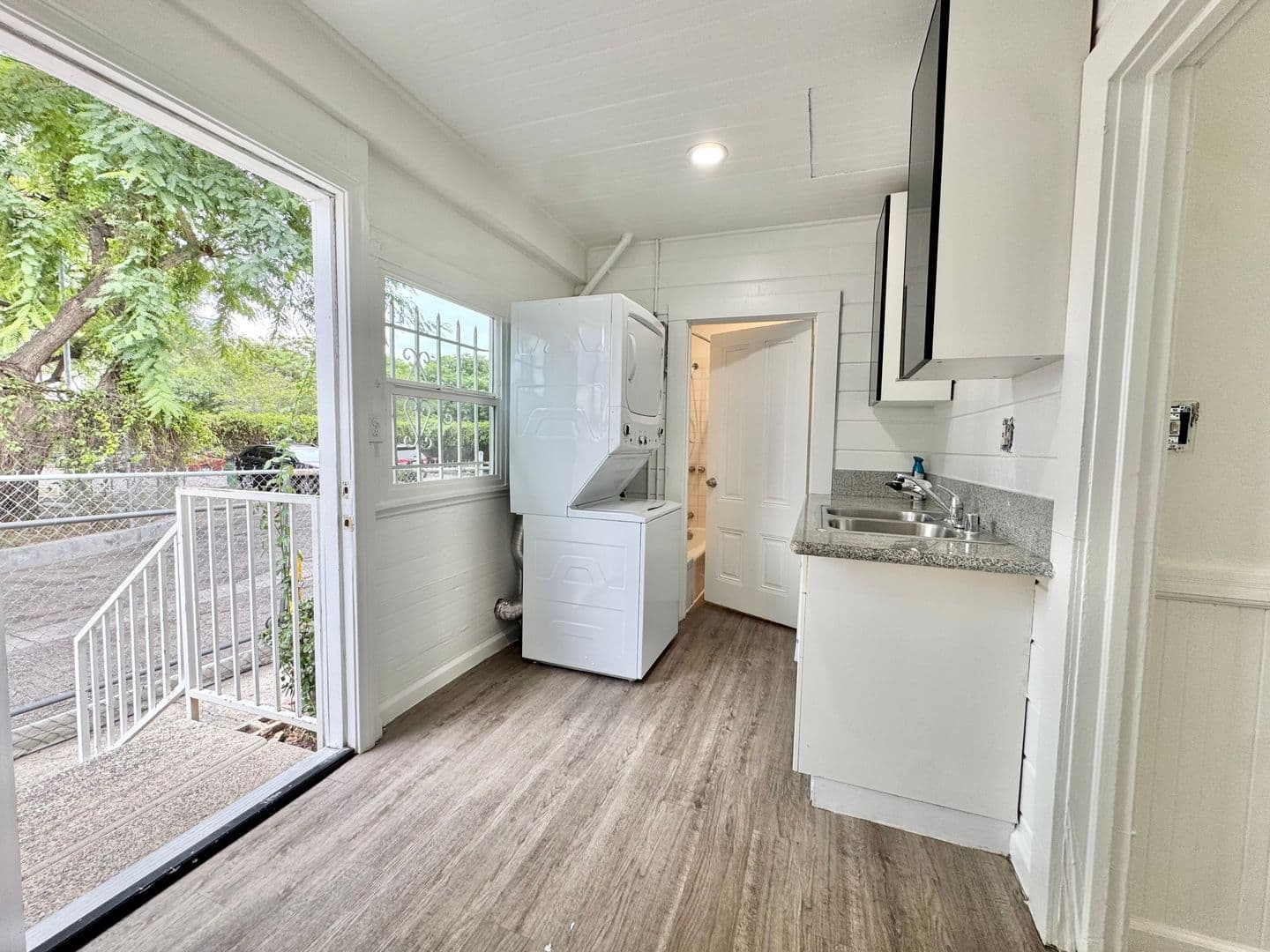 Los Angeles Apartment: 930 Albany St.