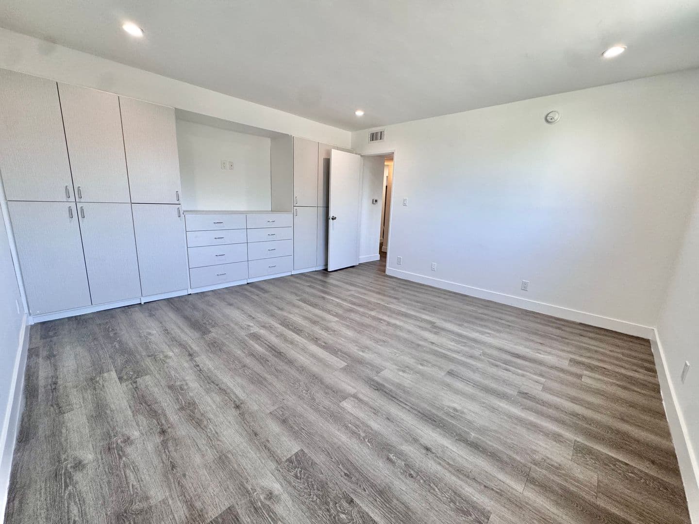 Beverly Hills Apartment: 117 N. Hamilton Dr.