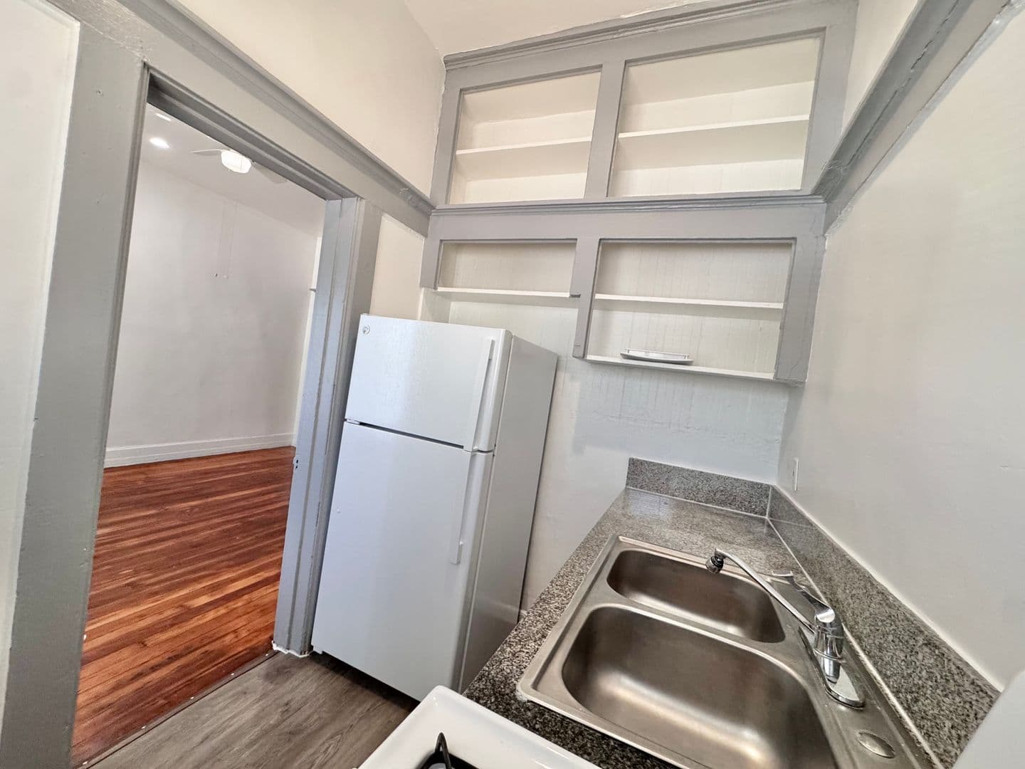 Los Angeles Apartment: 936 Albany Street