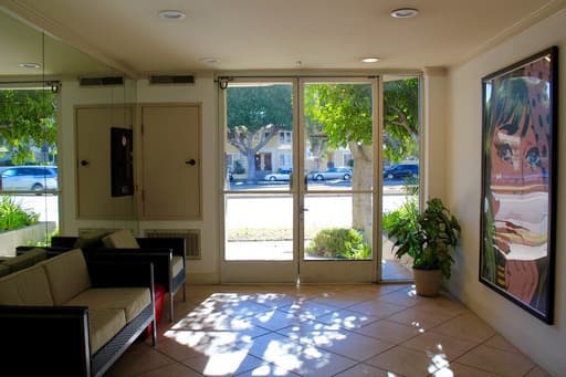 Los Angeles Apartment: 8915 Burton Way