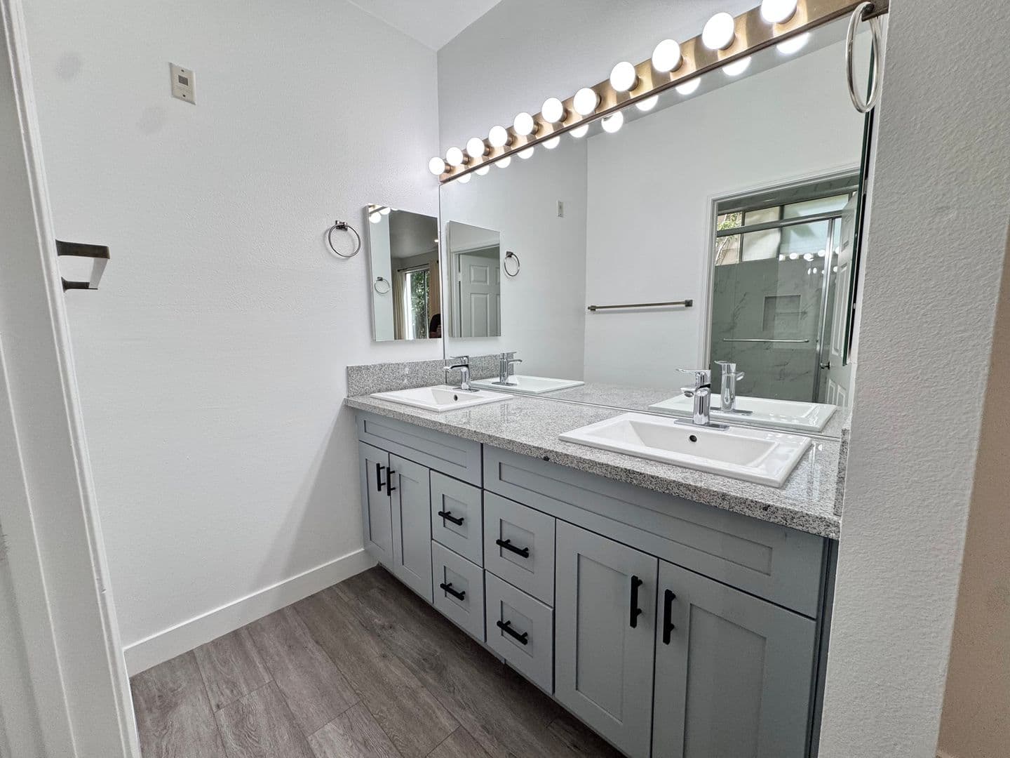 Los Angeles Apartment: 8915 Burton Way