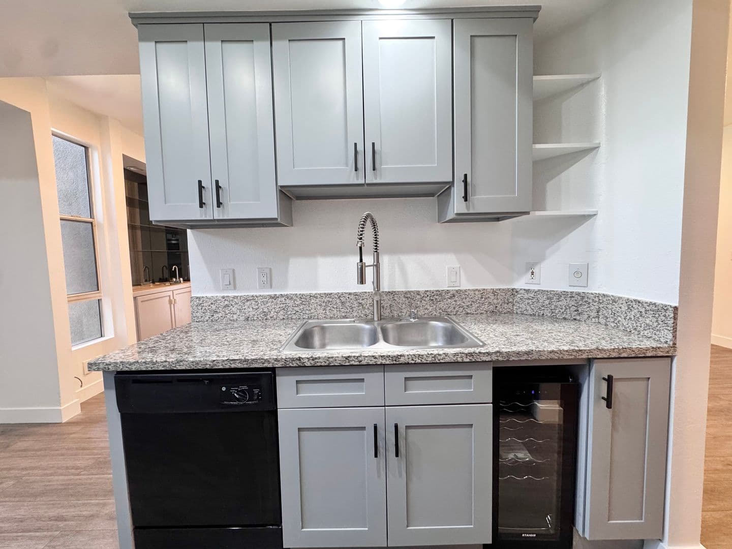 Los Angeles Apartment: 8915 Burton Way