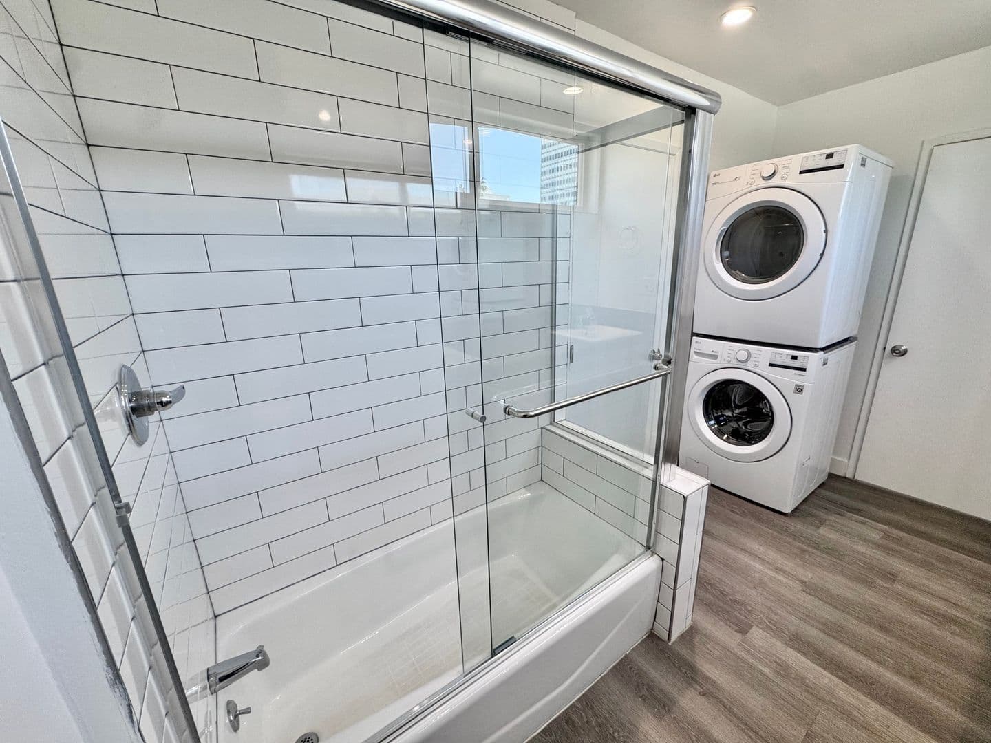 Beverly Hills Apartment: 117 N. Hamilton Dr.
