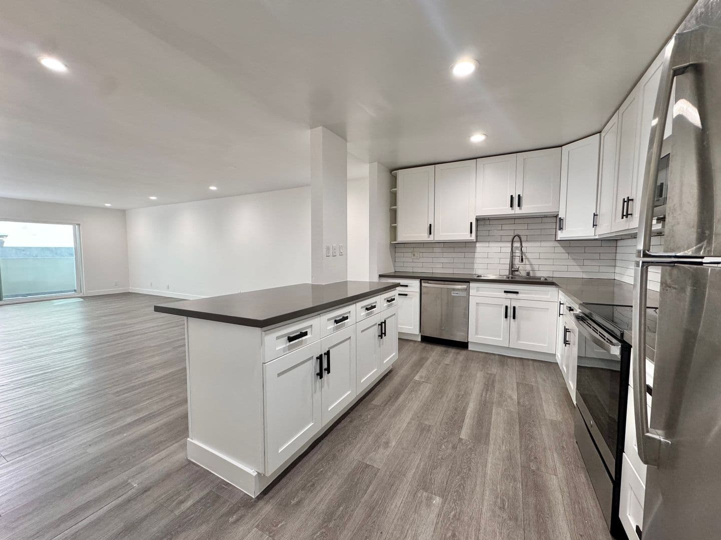 Beverly Hills Apartment: 117 N. Hamilton Dr.