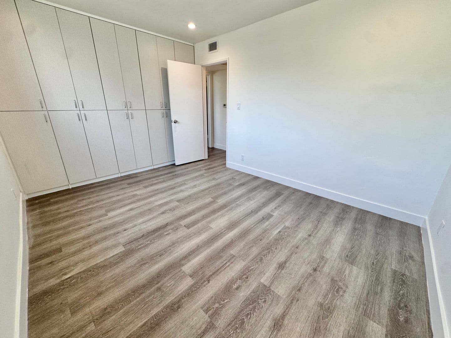 Beverly Hills Apartment: 117 N. Hamilton Dr.