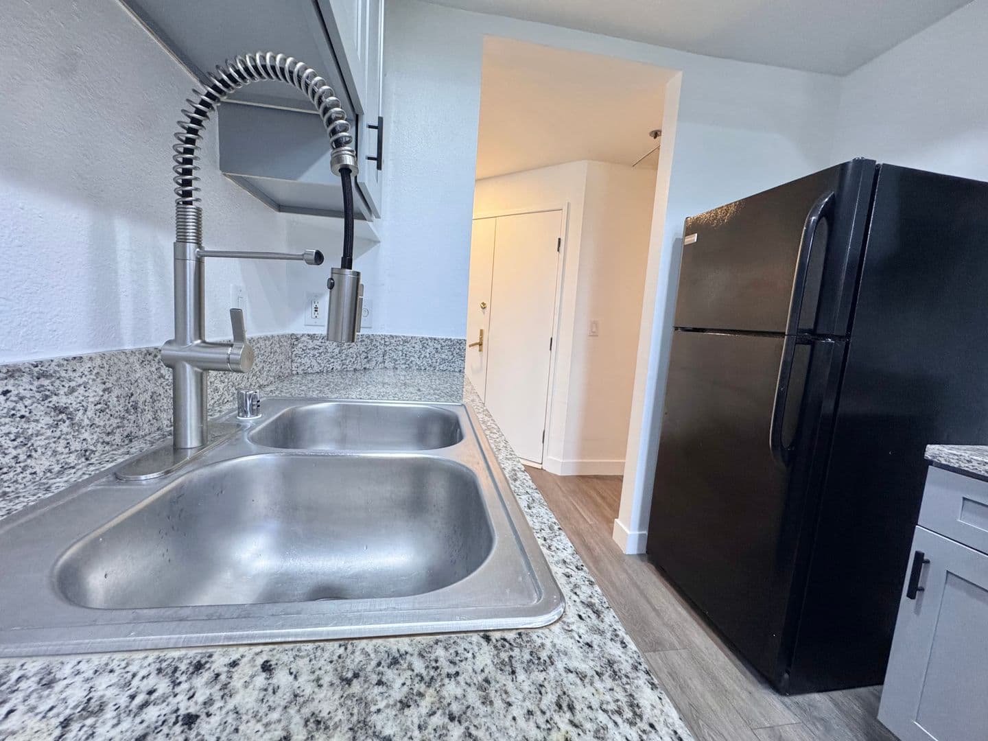 Los Angeles Apartment: 8915 Burton Way