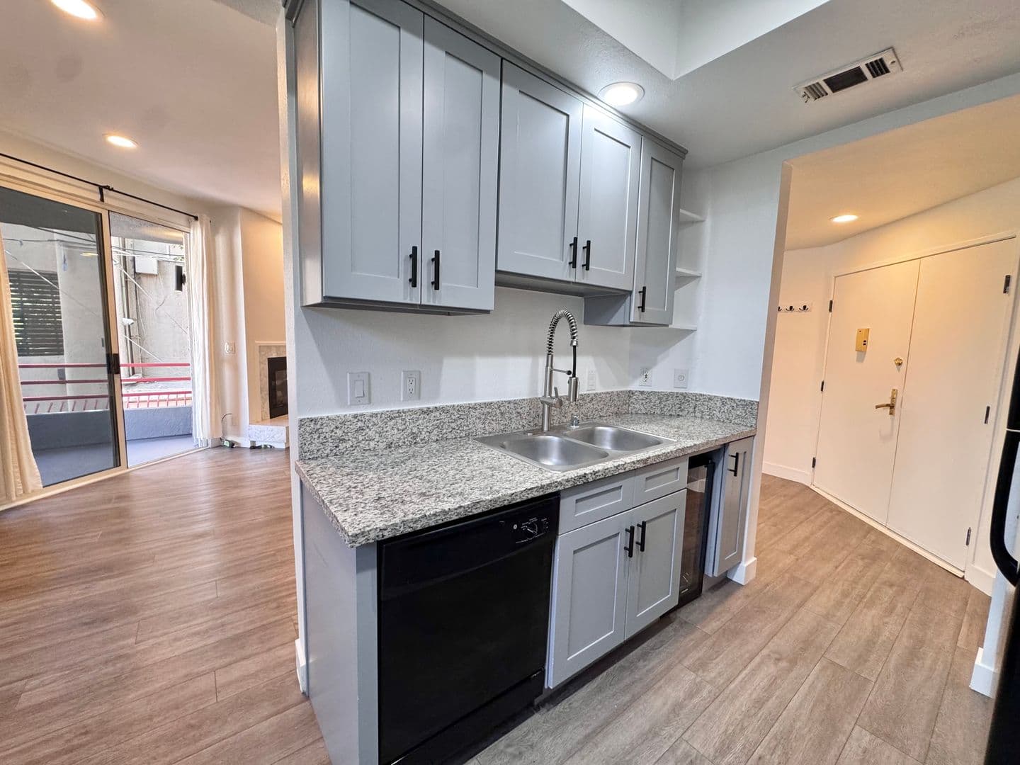 Los Angeles Apartment: 8915 Burton Way