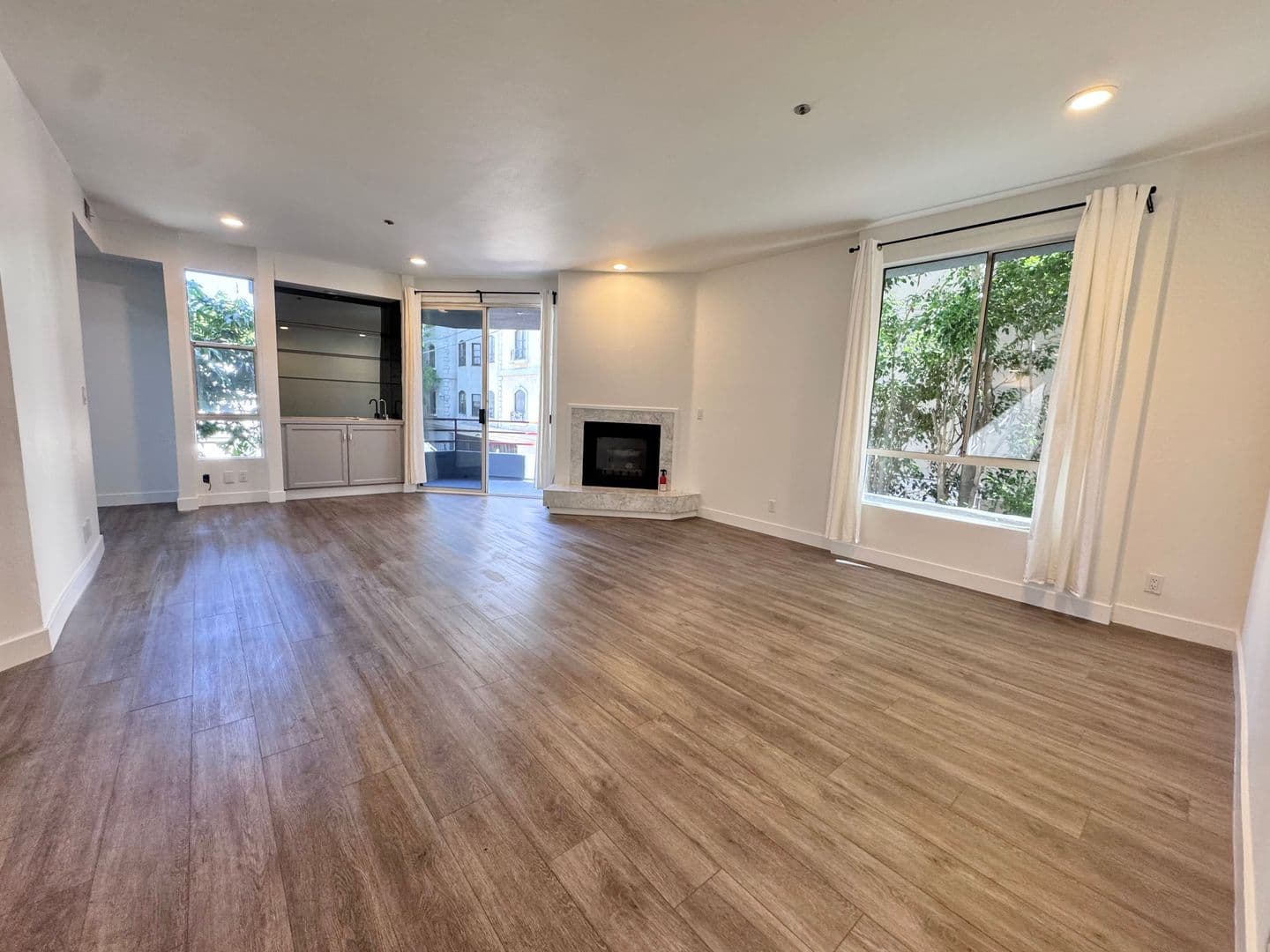 Los Angeles Apartment: 8915 Burton Way
