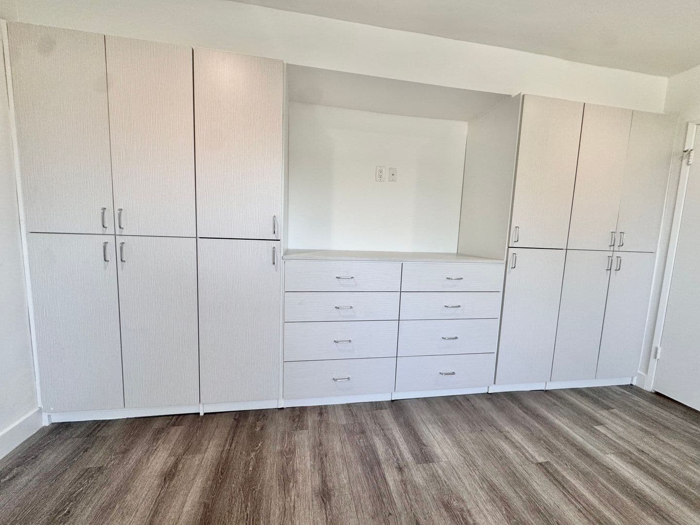 Beverly Hills Apartment: 117 N. Hamilton Dr.