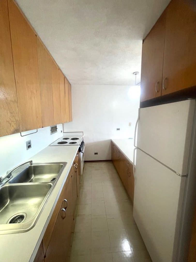Honolulu Apartment: Queen Emma Gardens - King Tower 840