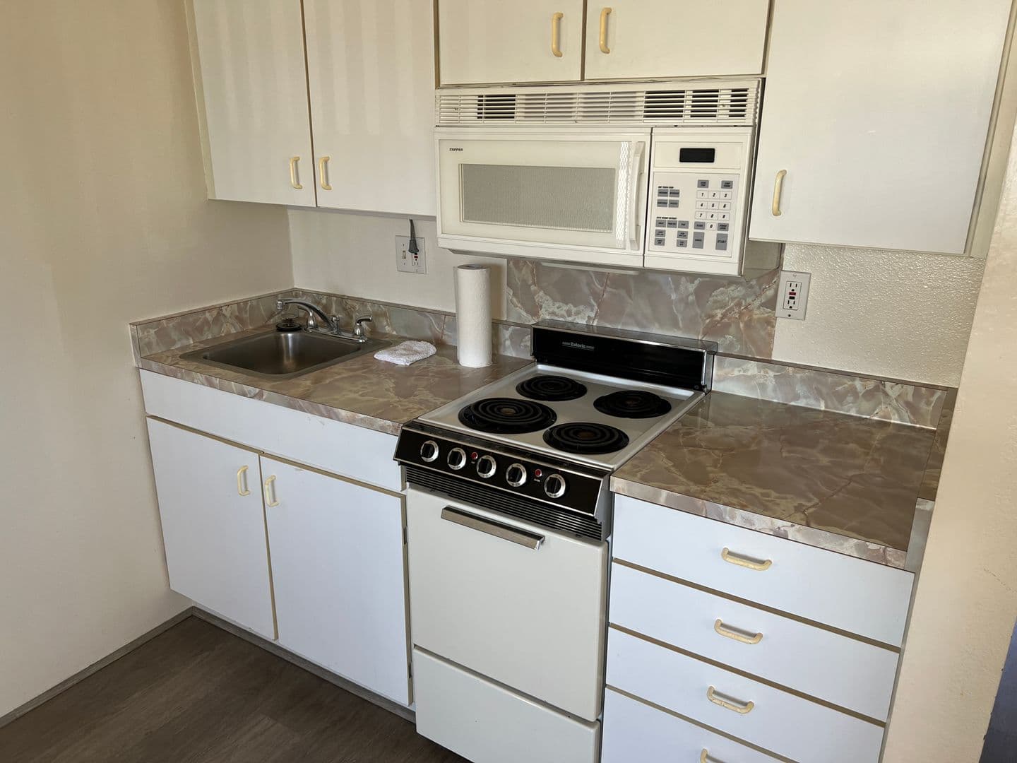 Honolulu Condo: 2860 Waialae Ave. #118