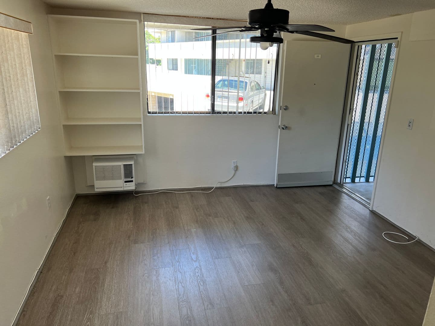 Honolulu Condo: 2860 Waialae Ave. #118