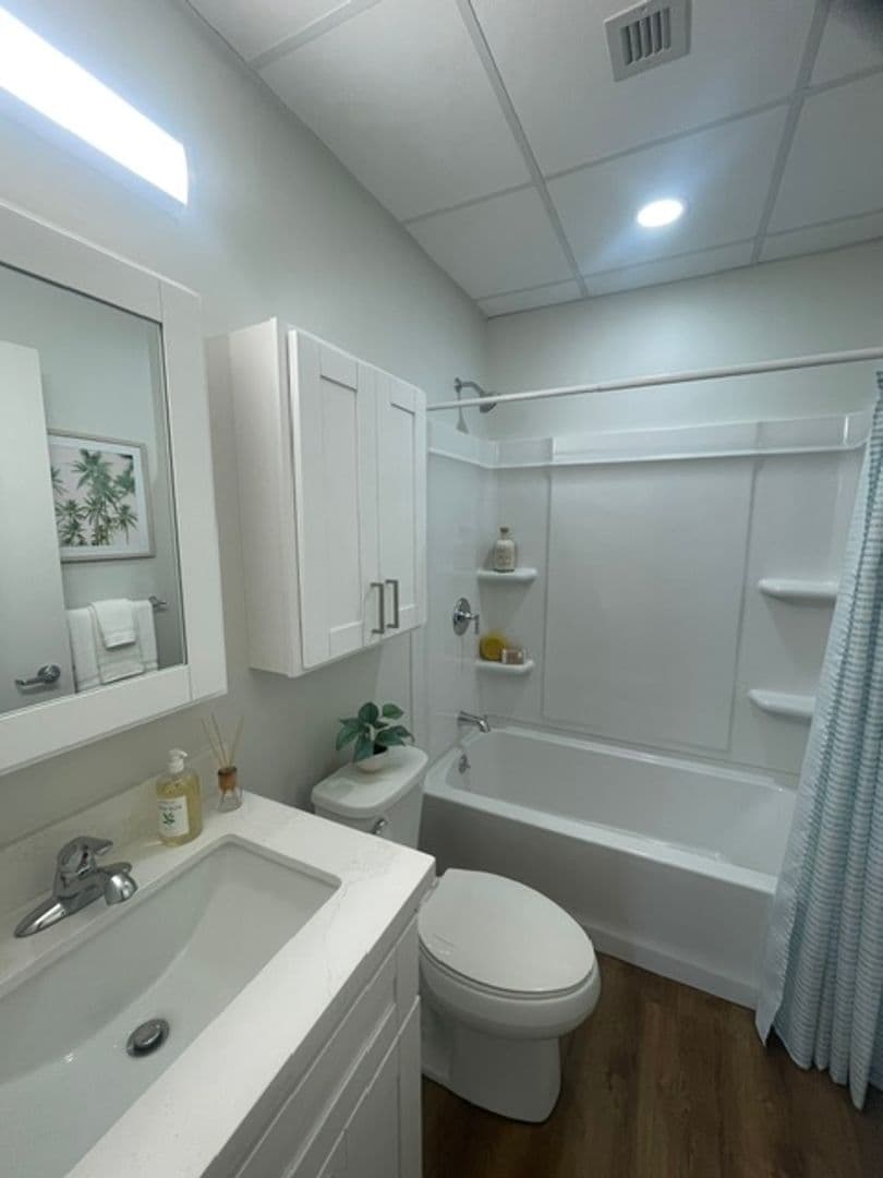 Honolulu Apartment: 1568-1572 Pensacola St