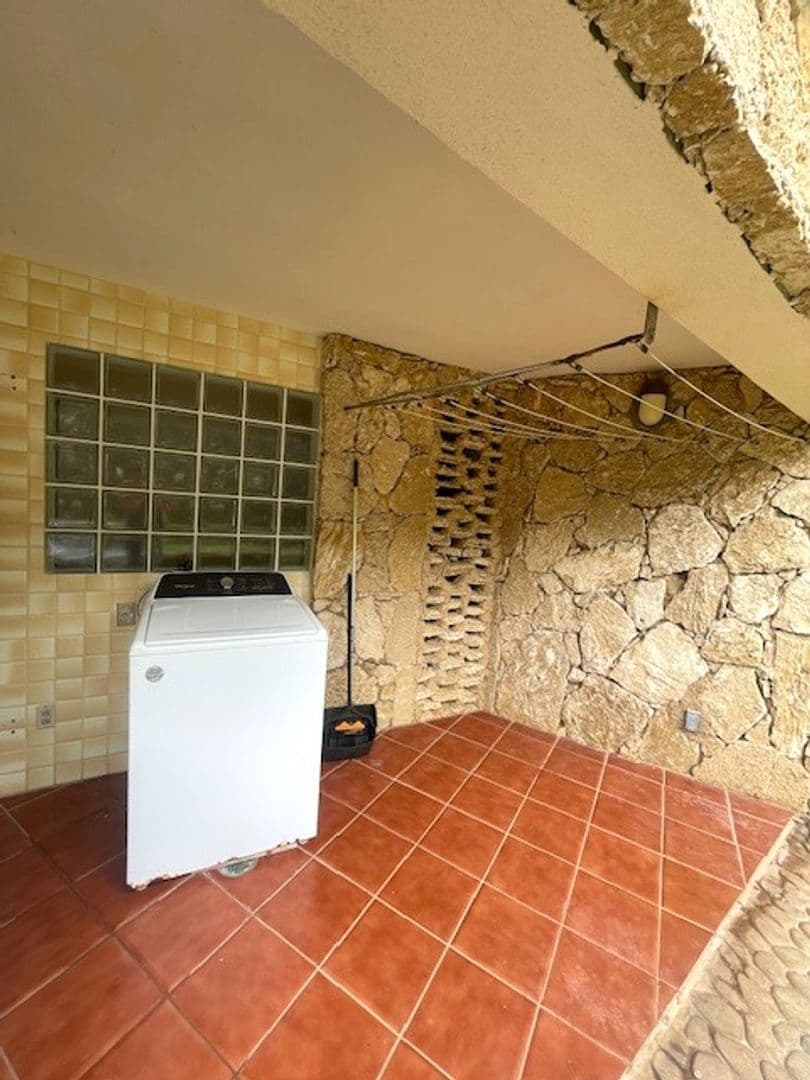 Kaneohe House: 48-493 Kamehameha Hwy