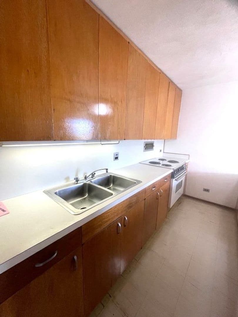 Honolulu Apartment: Queen Emma Gardens - King Tower 840