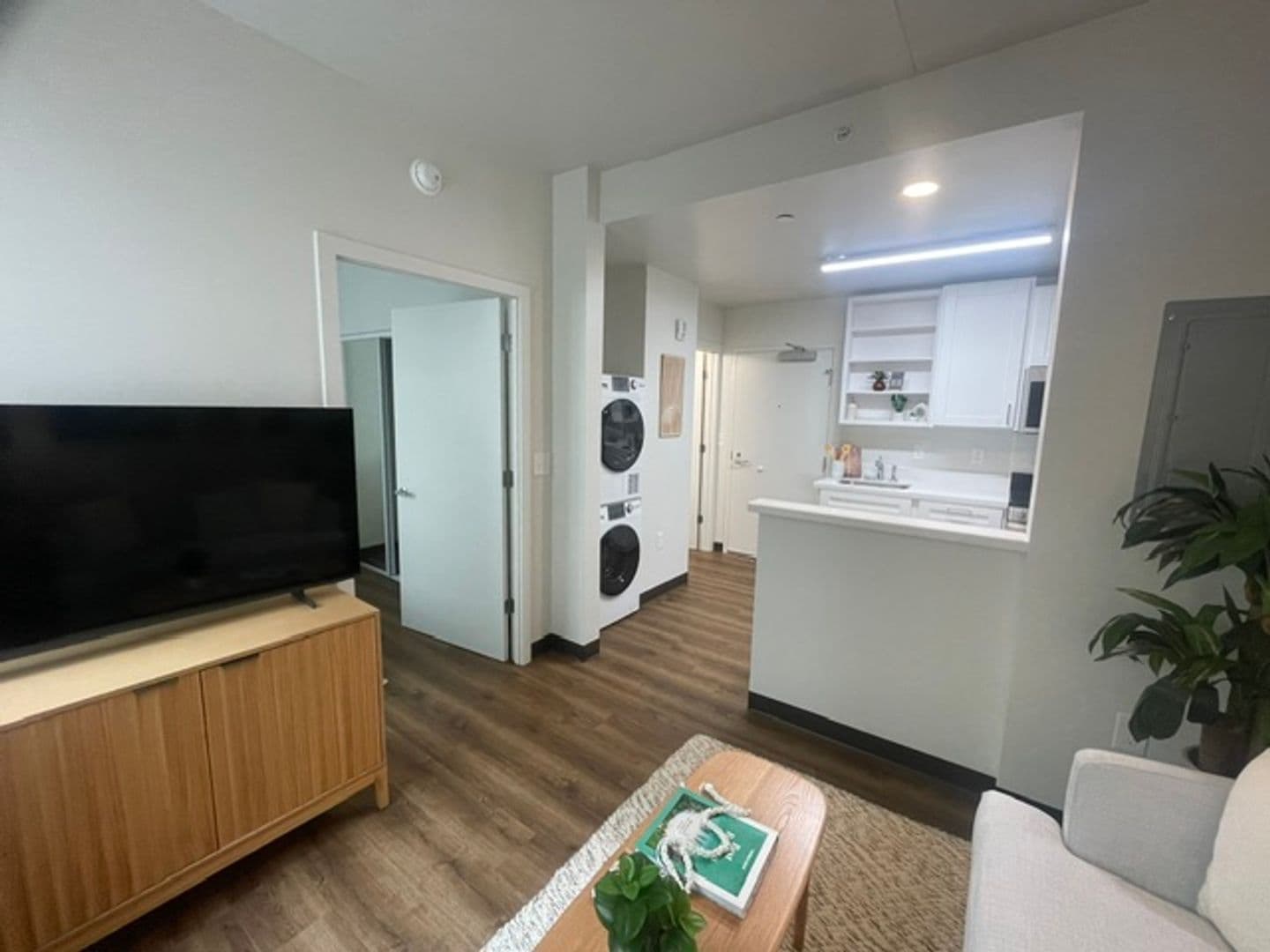 Honolulu Apartment: 1568-1572 Pensacola St