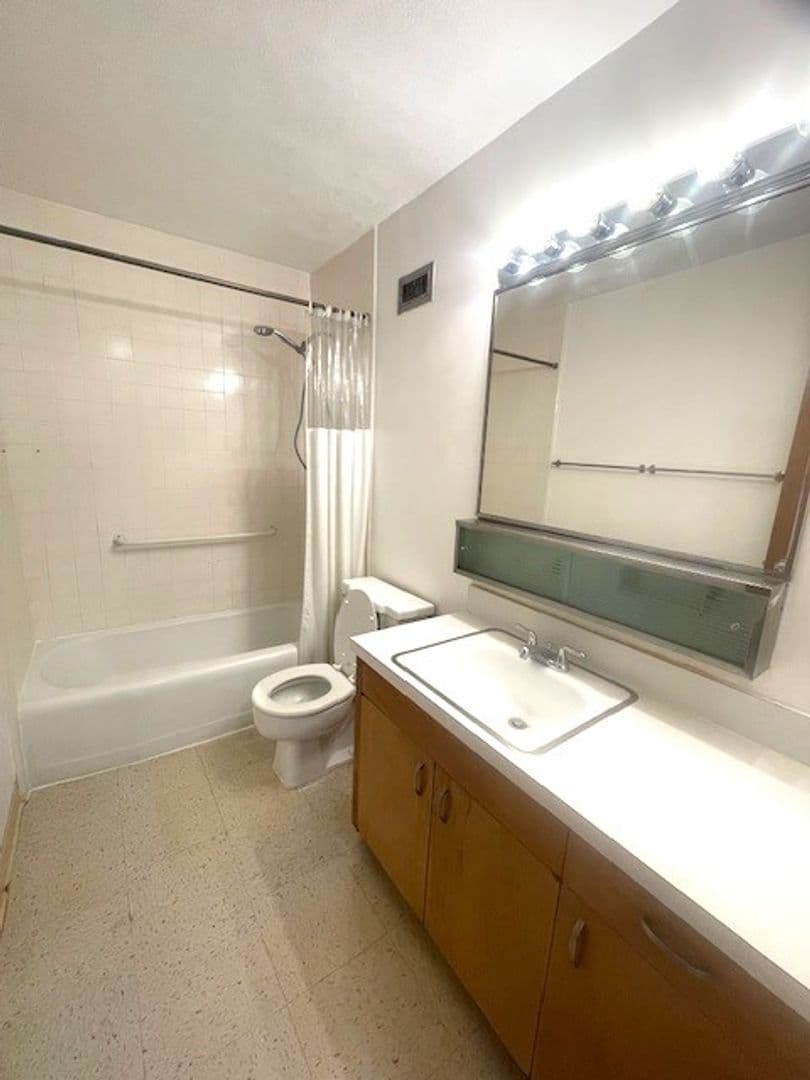 Honolulu Apartment: Queen Emma Gardens - King Tower 840