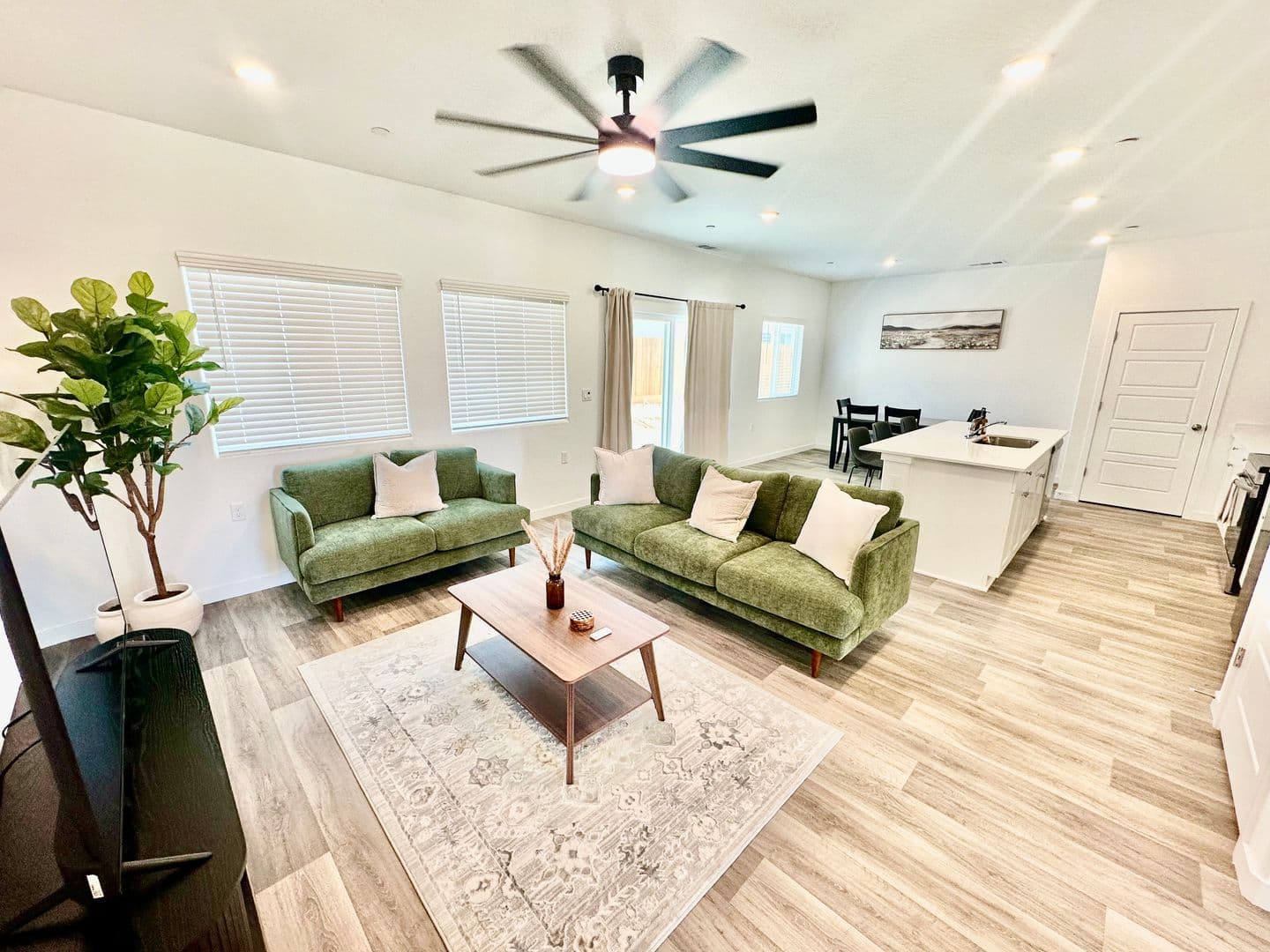 Madera House: 980 Rubcom Rd W