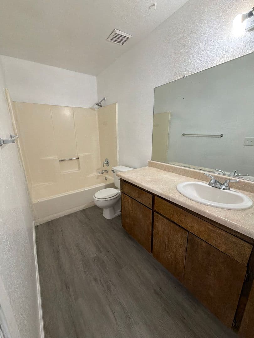 Fresno Apartment: 2015 E Pontiac Way