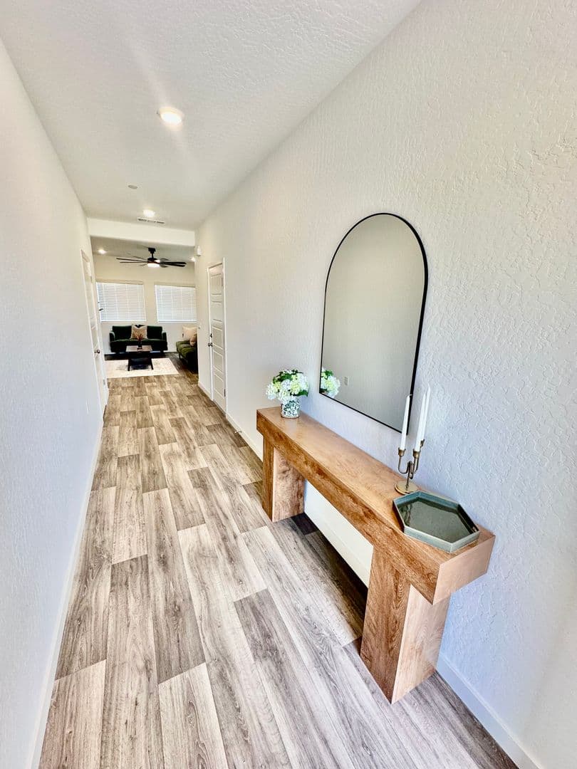 Madera House: 980 Rubcom Rd W