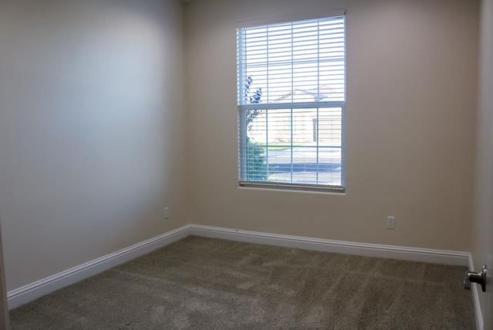 Lemoore House: 729 Castellina St