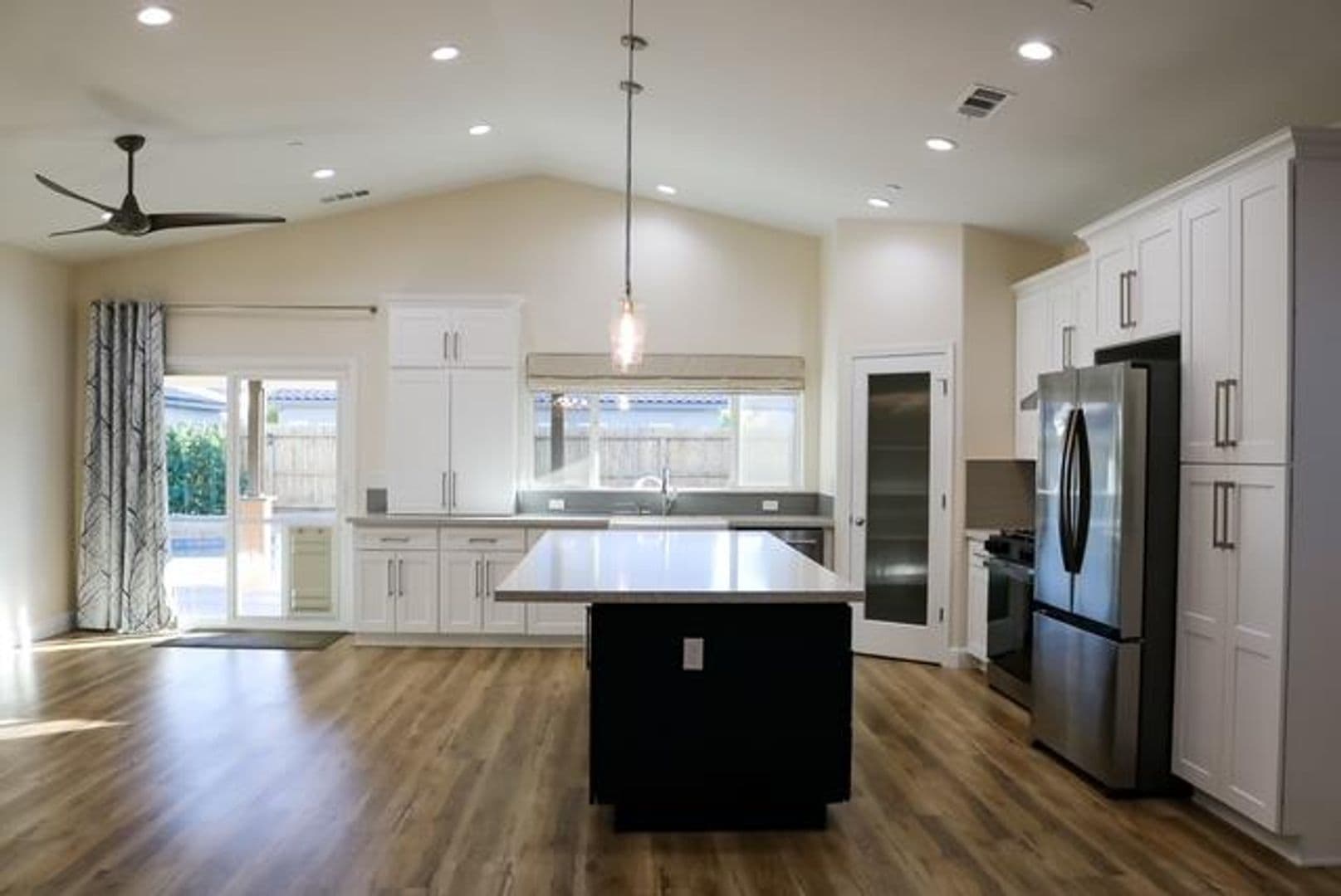 Lemoore House: 729 Castellina St