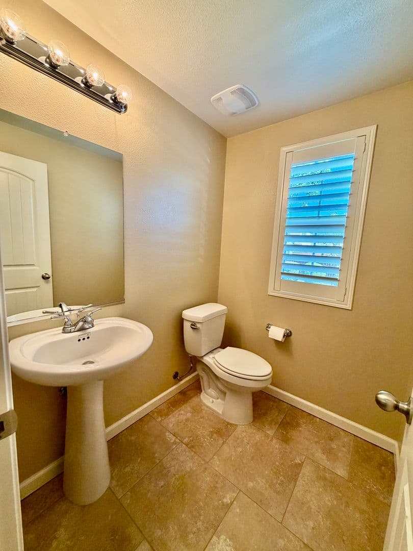 Hanford House: 2404 Chardonnay Place
