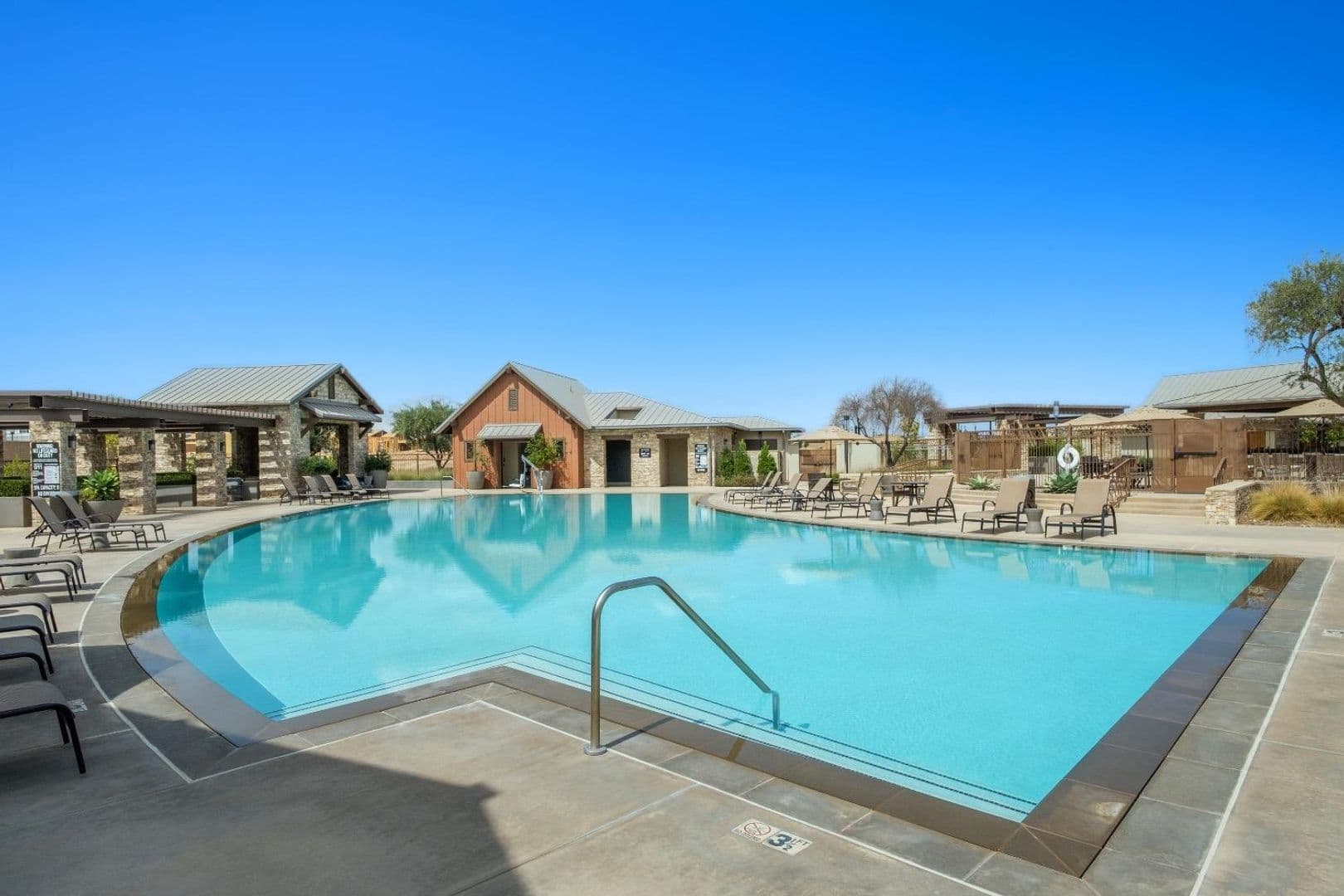 Madera House: 980 Rubcom Rd W