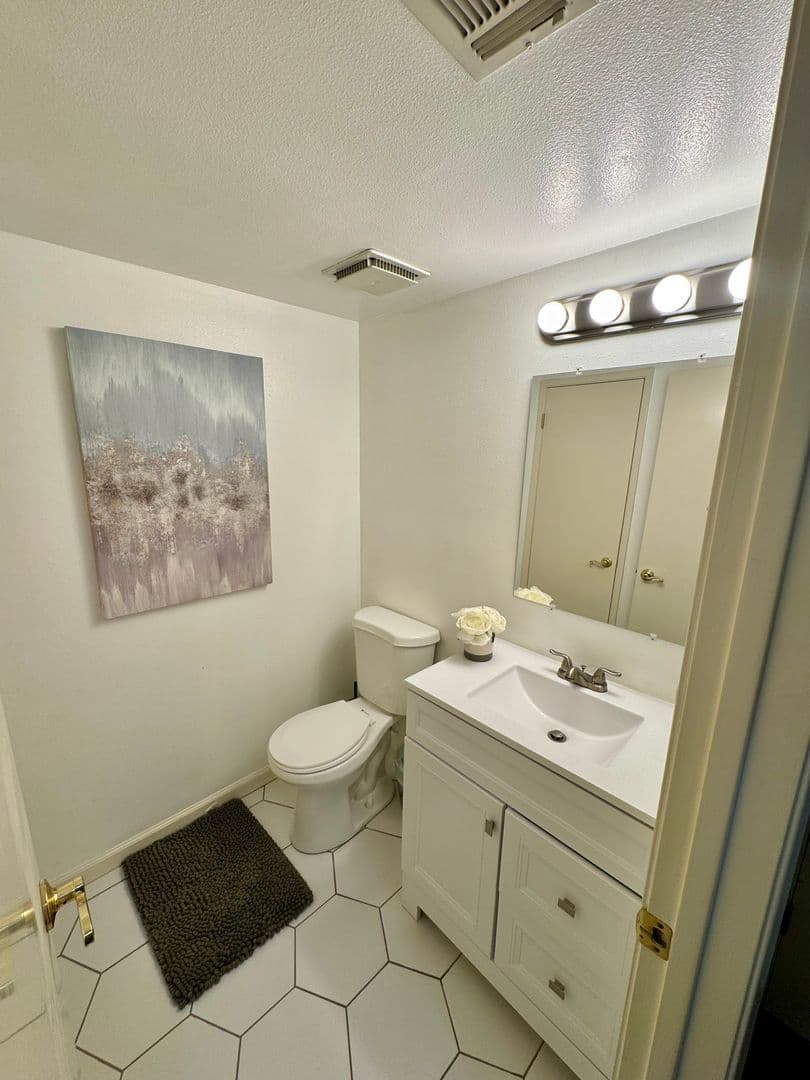 Fresno House: 2890 Huntington Blvd #150