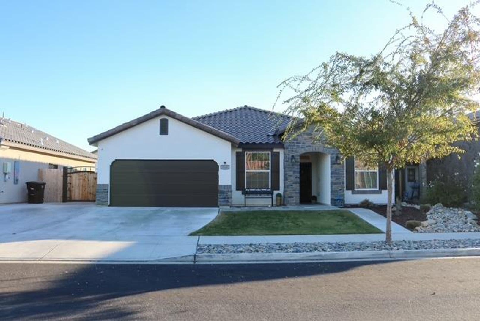 Lemoore House: 729 Castellina St
