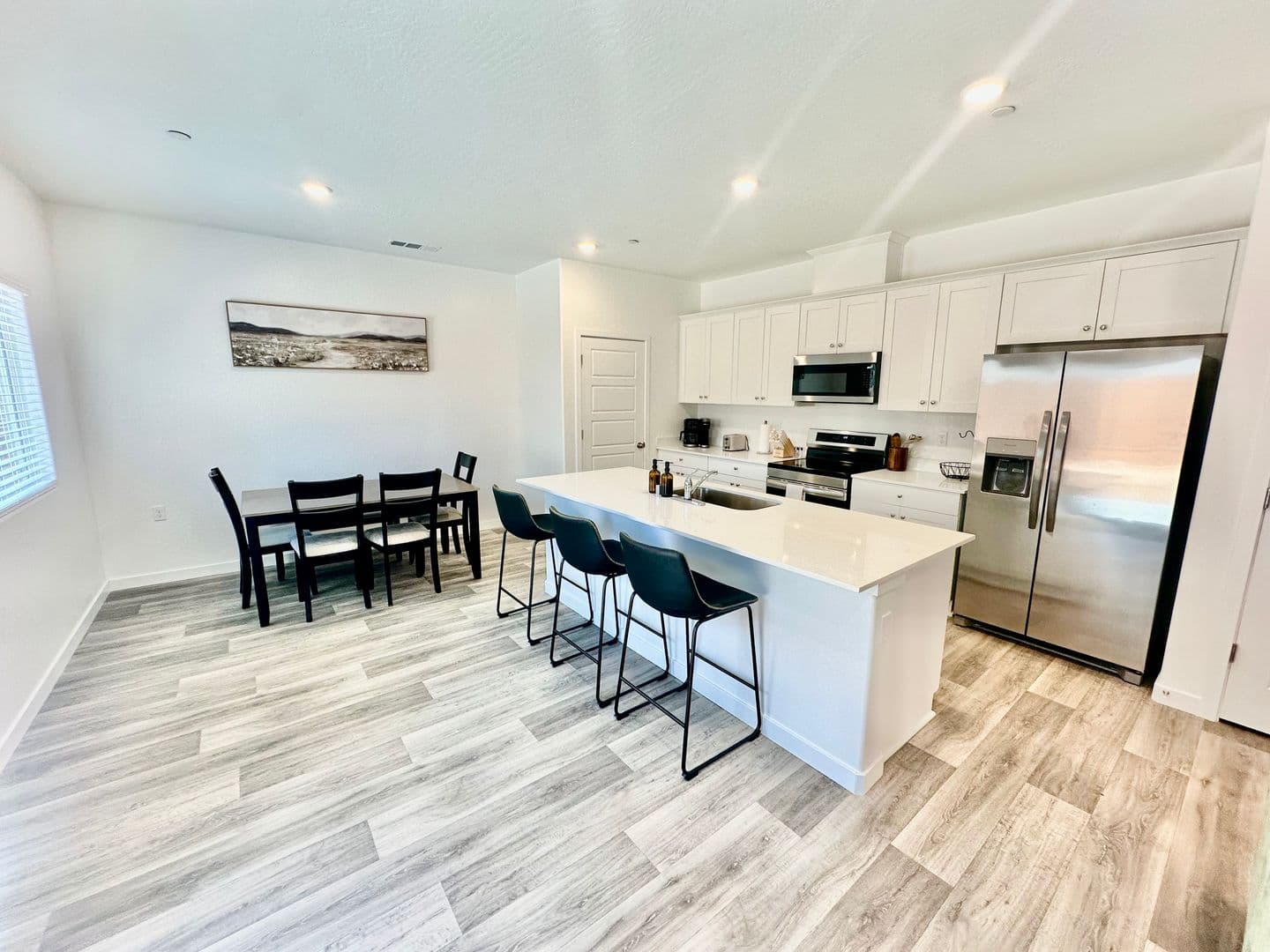 Madera House: 980 Rubcom Rd W