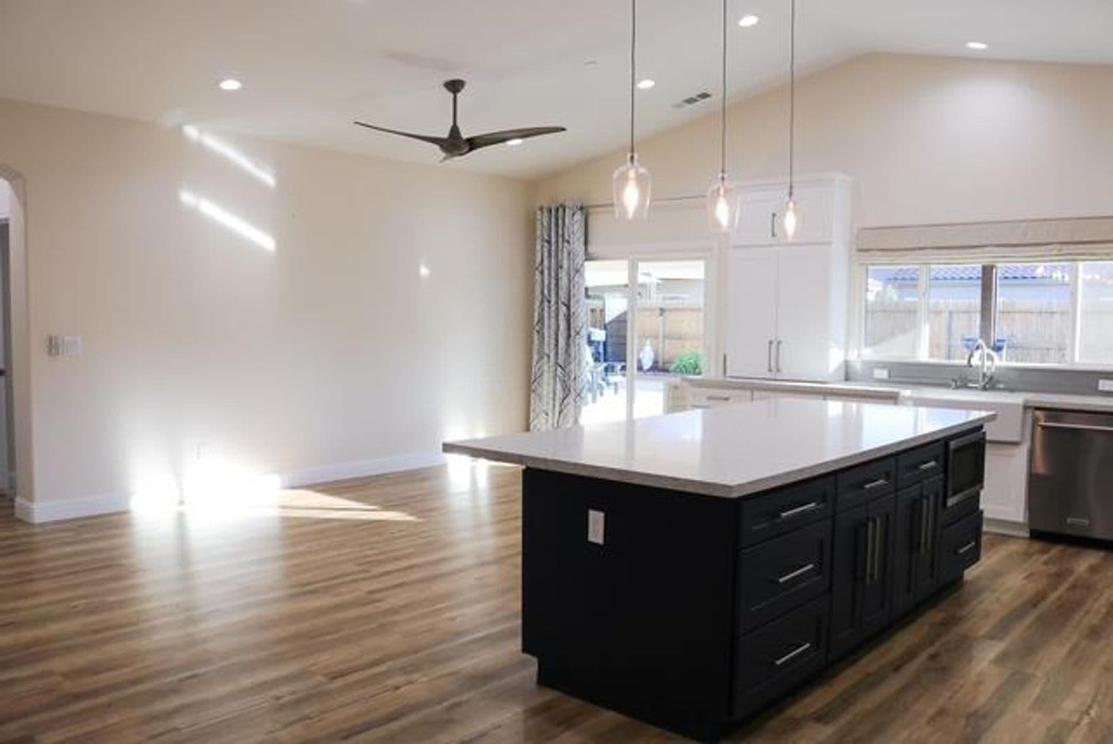 Lemoore House: 729 Castellina St
