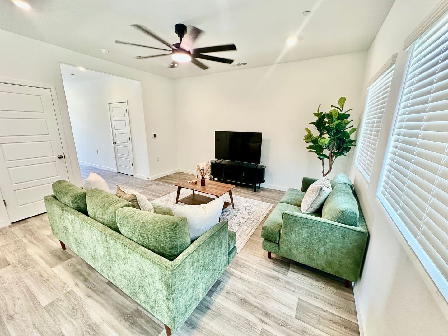Madera House: 980 Rubcom Rd W
