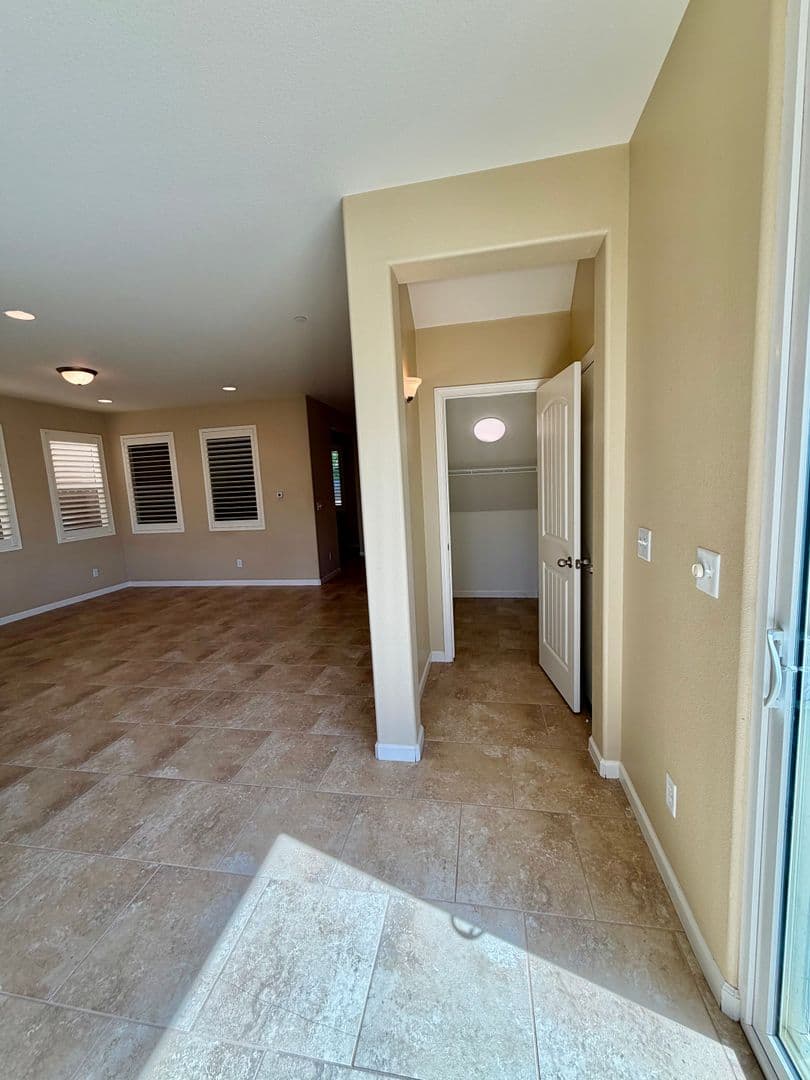 Hanford House: 2404 Chardonnay Place