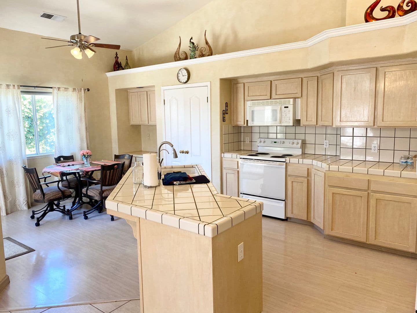 Fresno House: 2072 E Rush Ave