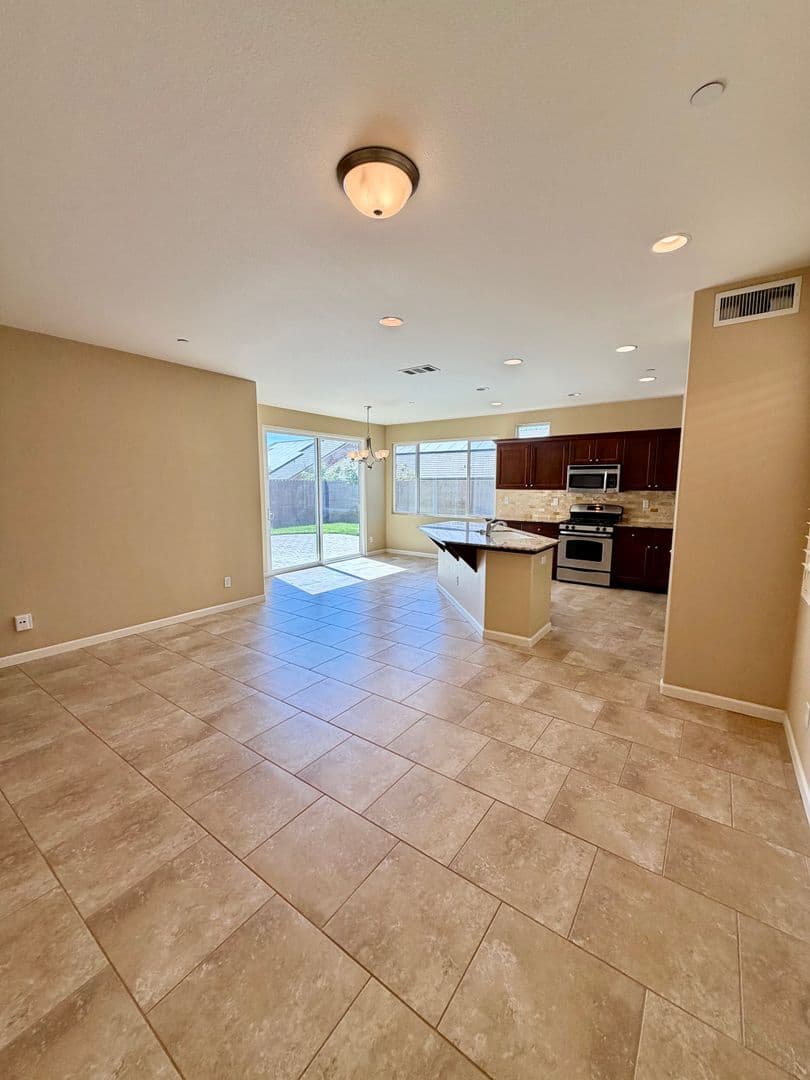 Hanford House: 2404 Chardonnay Place