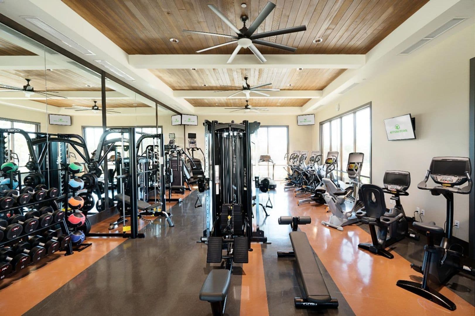 Madera House: 980 Rubcom Rd W