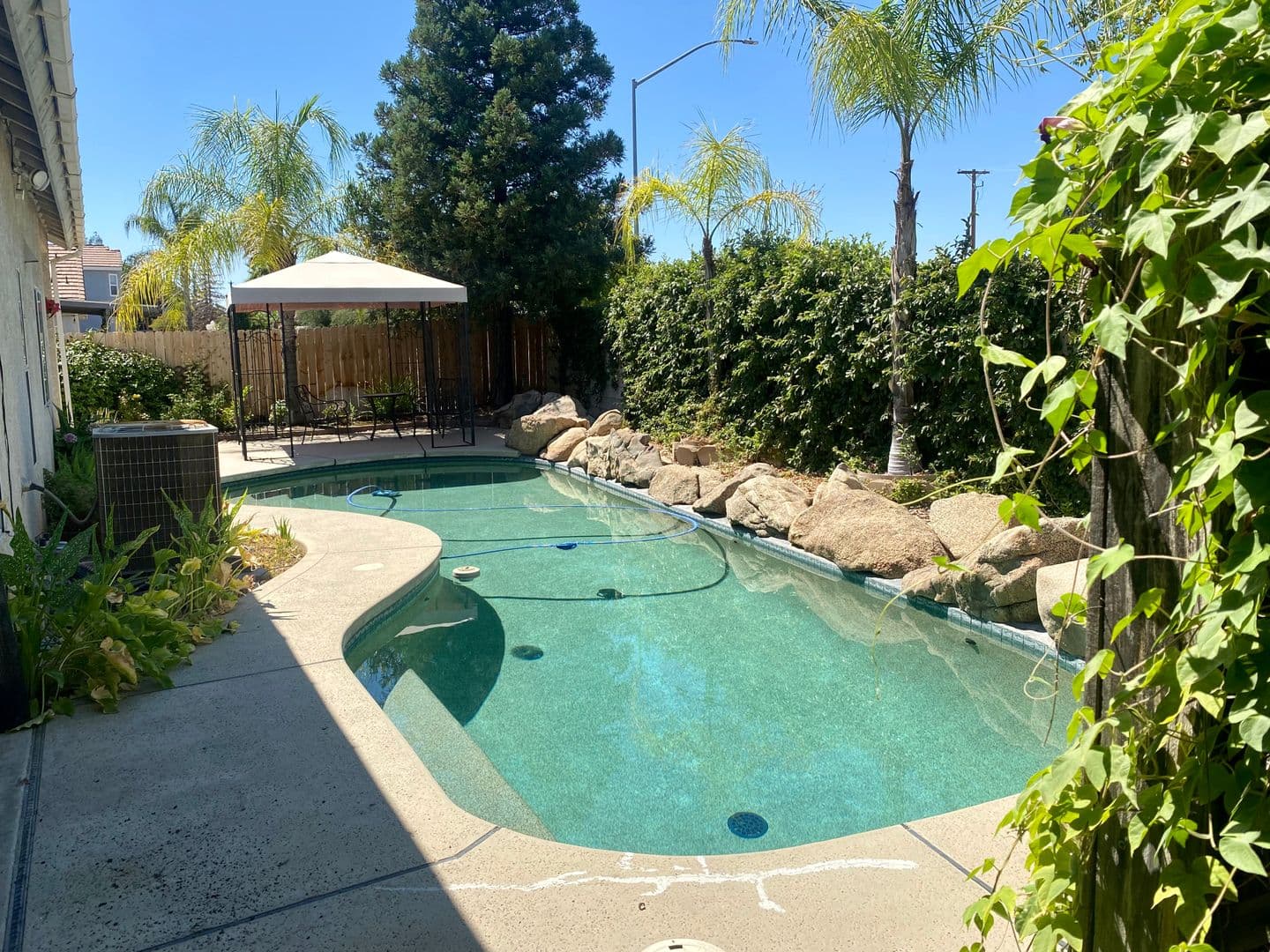 Fresno House: 2072 E Rush Ave