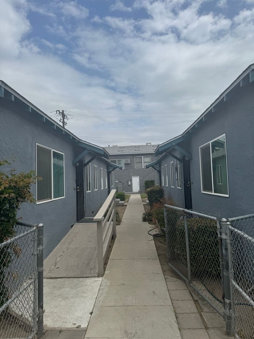 Fresno Apartment: 154-164 N U St