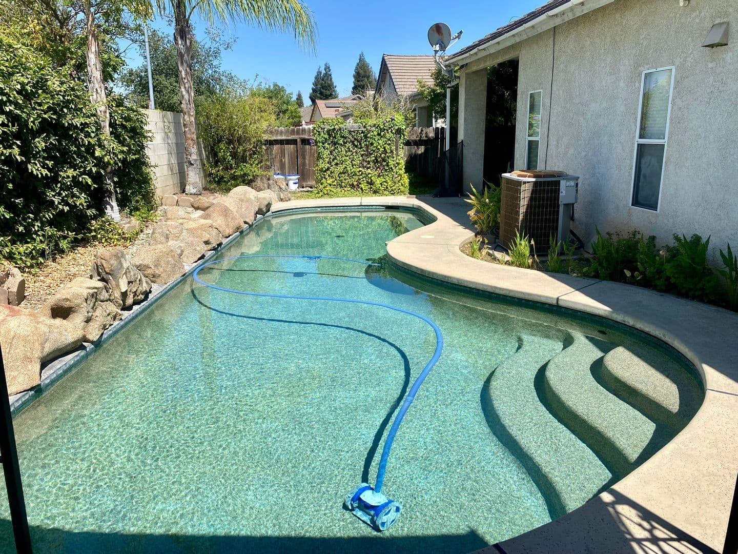 Fresno House: 2072 E Rush Ave
