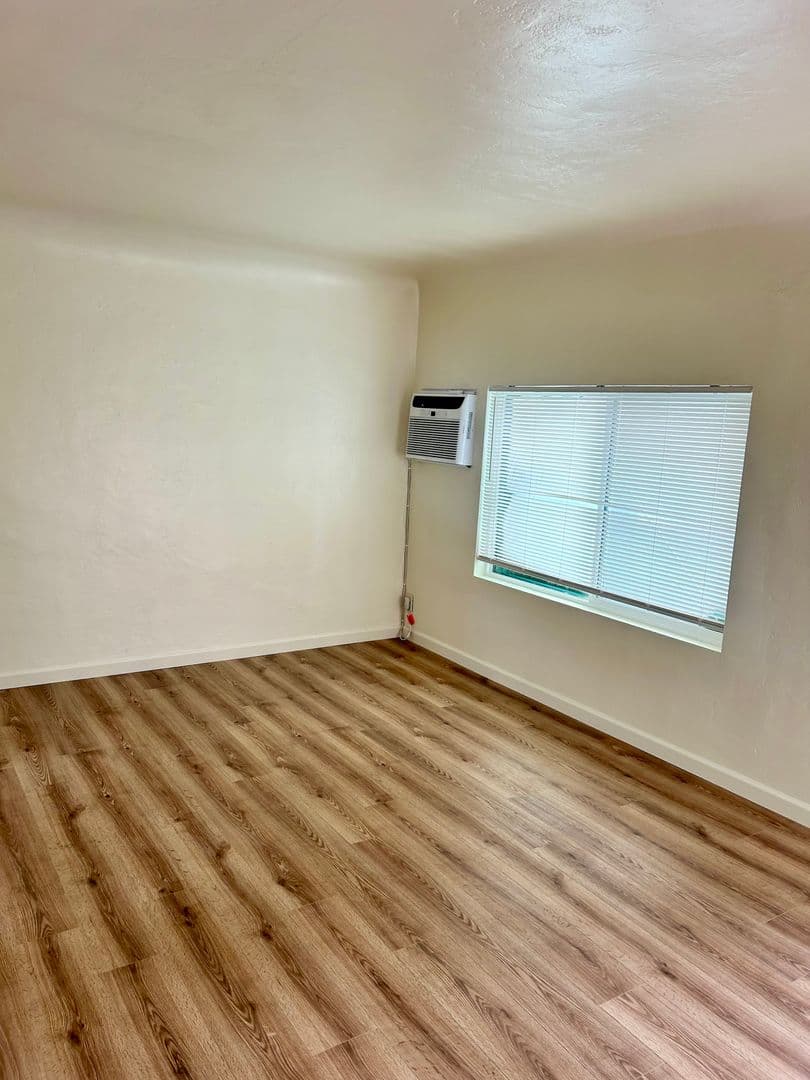 Fresno Apartment: 154-164 N U St