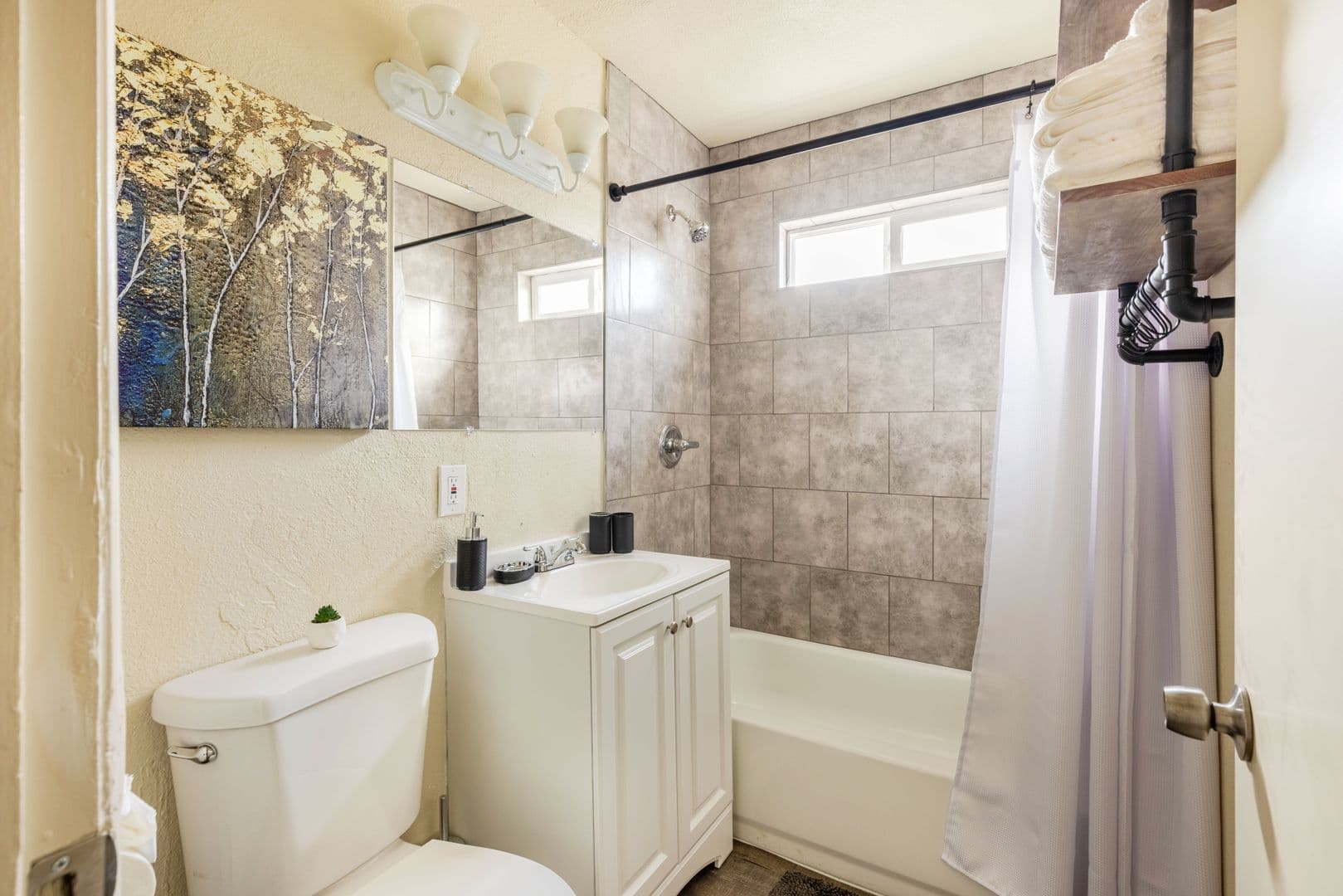 Fresno Apartment: 1329 E San Ramon Ave