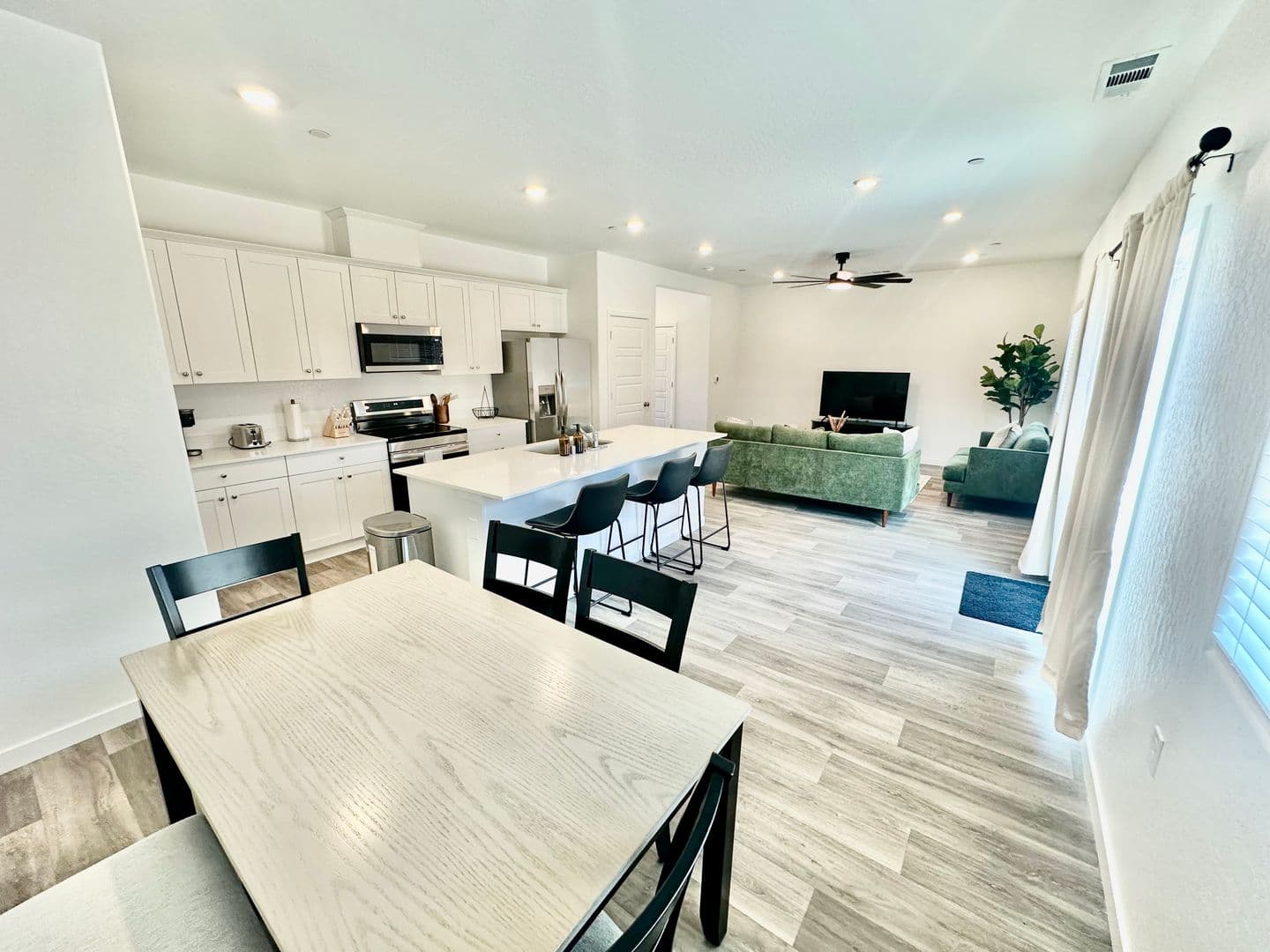 Madera House: 980 Rubcom Rd W